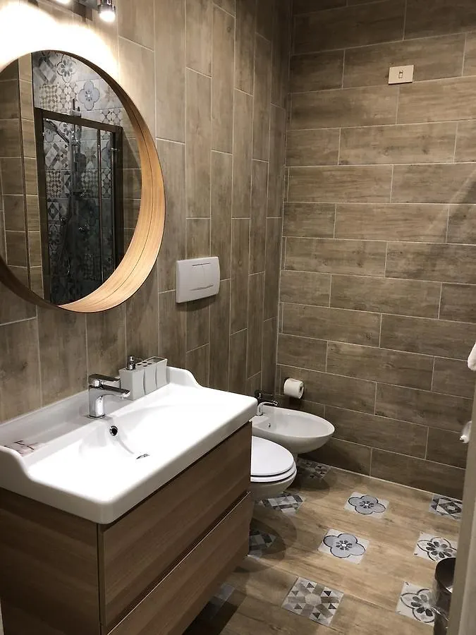 Le Petit Real Guest House Rome 2*,